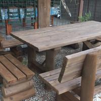 Tavoli e sedie legno massiccio