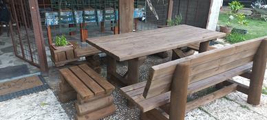 Tavoli e sedie legno massiccio