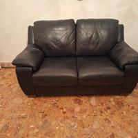 due divani in pelle + mobile sala + tavolo 4 sedie