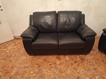 due divani in pelle + mobile sala + tavolo 4 sedie