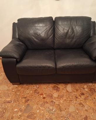 due divani in pelle + mobile sala + tavolo 4 sedie