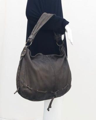 Borsa pelle liscia capiente ,mezzaluna leggera