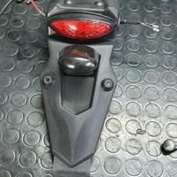 Parafango posteriore moto con fanale
