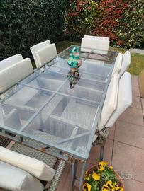 Tavolo da esterno con top in vetro