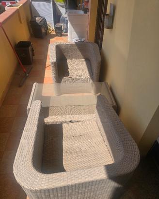 poltroncine e tavolino da esterno