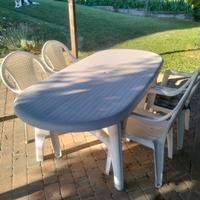 Tavolo e sedie esterno