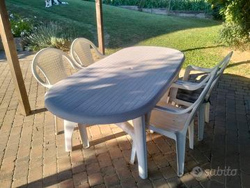 Tavolo e sedie esterno