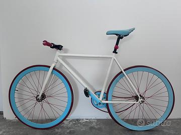 Bicicletta scatto fisso