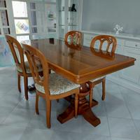 Tavolo e sedie in legno