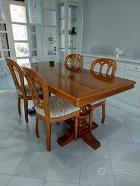 Tavolo e sedie in legno