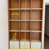 Libreria colore gialla e legno noce