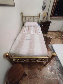 letto singolo in ottone con rete