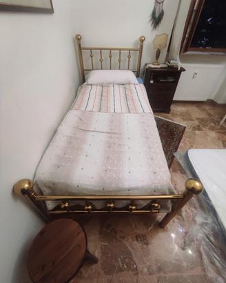 letto singolo in ottone con rete