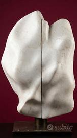scultura in marmo bianco