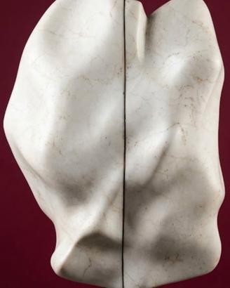 scultura in marmo bianco