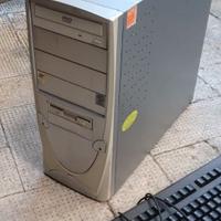 Torre PC Pentium 4 con tastiera