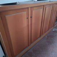 Armadio basso con ripiani