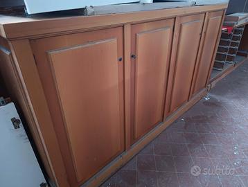 Armadio basso con ripiani