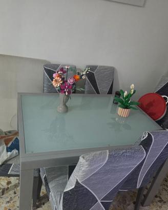Tavolo in acciaio e vetro temperato
