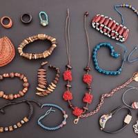 Anelli e braccialetti in legno e corda