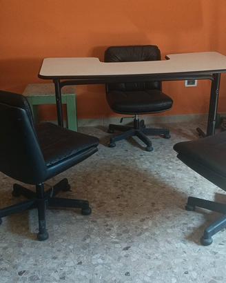 scrivania con due poltrone 