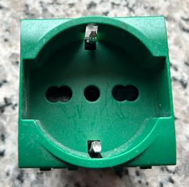 Presa schuko bticino living verde L4140X16V.