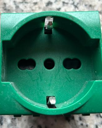 Presa schuko bticino living verde L4140X16V.