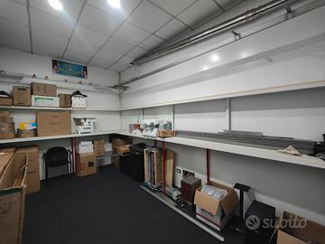 Scaffale usato particolare esposizione