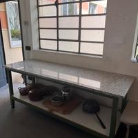 Tavolo da lavoro con ripiani in marmo