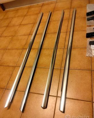 Rasa vetri cromati con modanature nere, per Meanni