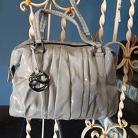 Borsa Tosca Blu grigia lucida con logo pendente