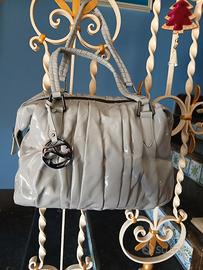 Borsa Tosca Blu grigia lucida con logo pendente