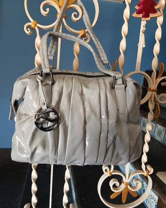 Borsa Tosca Blu grigia lucida con logo pendente