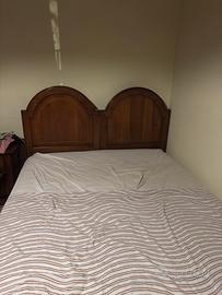 Letto in legno con due comodini