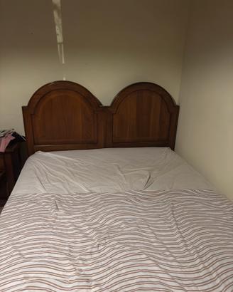 Letto in legno con due comodini