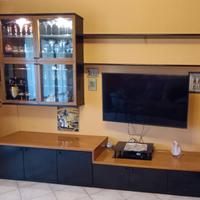 sala con tavolo in cristallo 