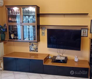 sala con tavolo in cristallo 