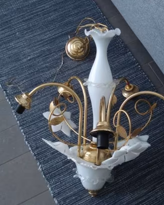 lampadario  vetro bianco e metallo