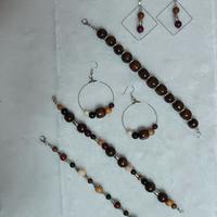 bracciali e orecchini perle di legno