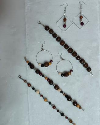 bracciali e orecchini perle di legno