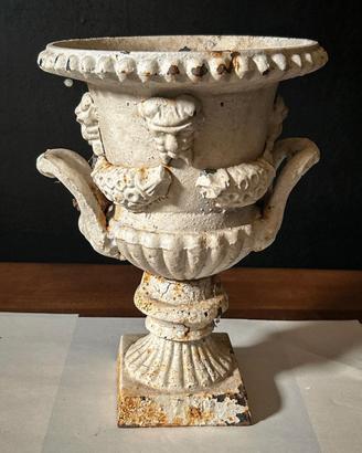 Antico Vaso in Ghisa