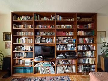 Grande libreria in ciliegio con spazio TV
