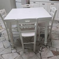 tavolo bianco con sedie