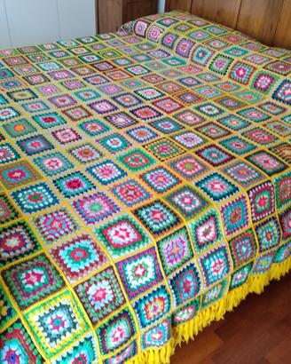 Copriletto in lana fatto a mano all'uncinetto