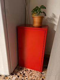 Mobiletto IKEA rosso con anta e ripiani