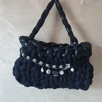 borsa nera con charms 