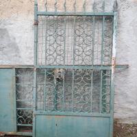 Cancello e porta in ferro battuto e scatolato 