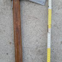 Antica ascia barbuta forgiata a mano