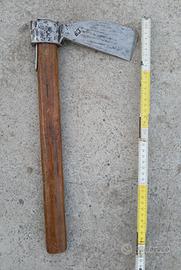 Antica ascia barbuta forgiata a mano