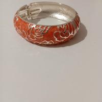 Bracciale arancione rigido con apertura a molla